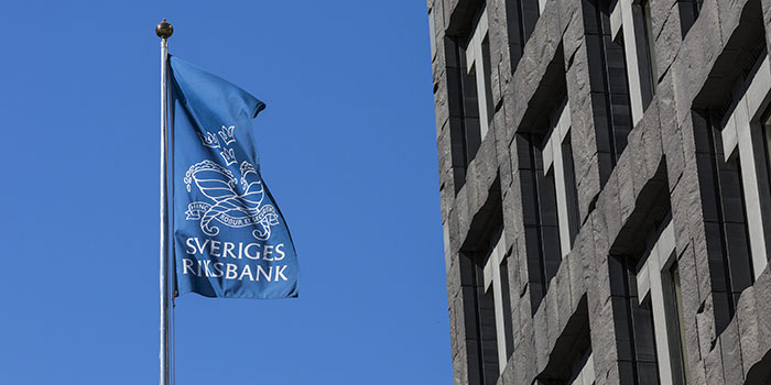 Riksbankens flagga vajar i vinden